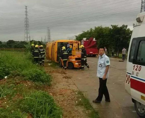 東莞鳳崗保安公司消息，校車側翻 一名小學女生無辜殞命